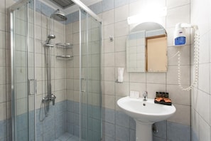 Dusche, Haartrockner, HandtĂŒcher