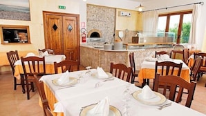Ze serveren er lunch en diner 