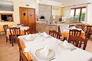 Serveert lunch en diner, lokale gerechten