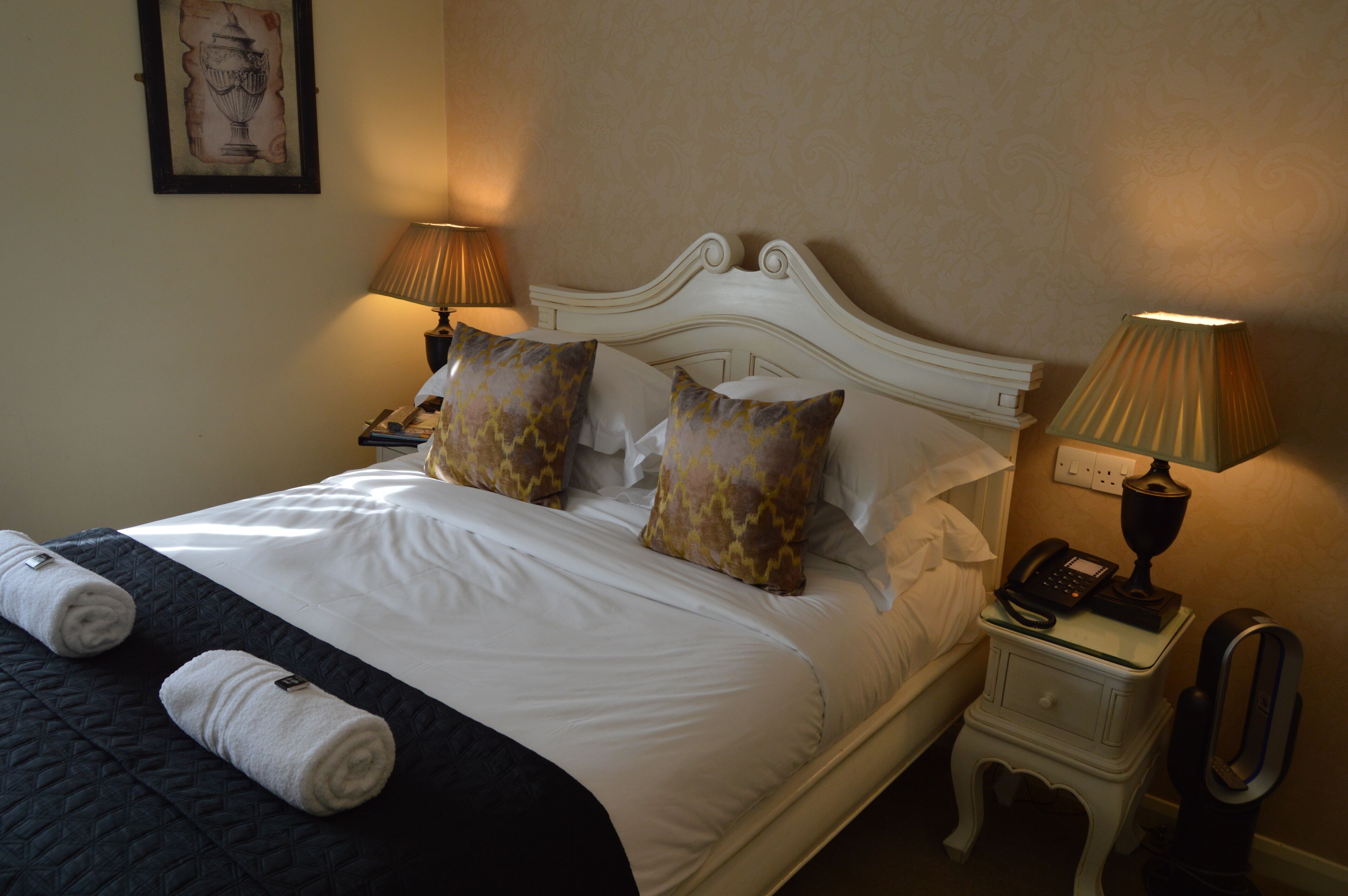 classic room, 1 king bed | 1 bedroom, iron/ironing board, free wifi, bed sheets