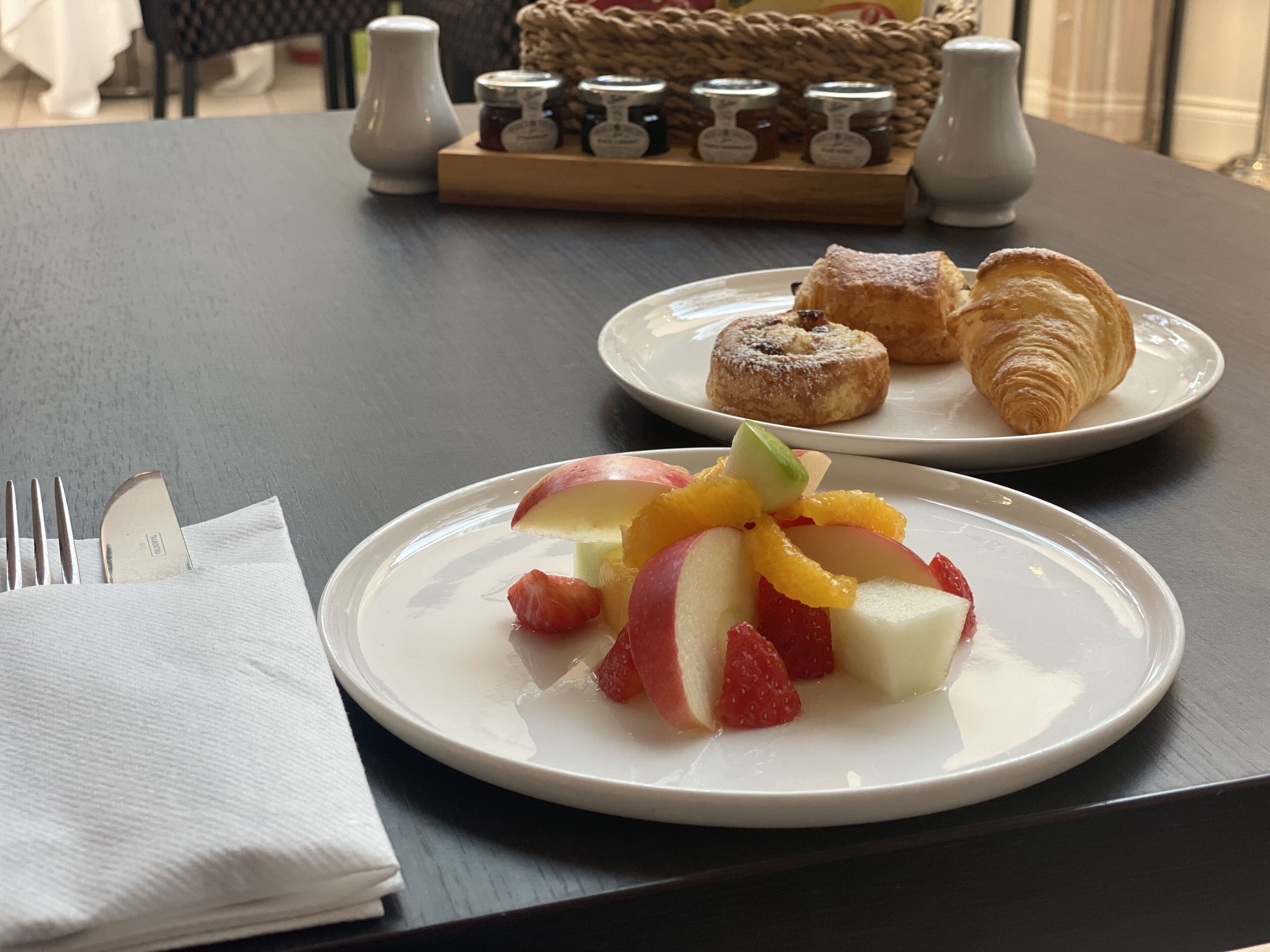 daily cooked-to-order breakfast (gbp 20 per person)