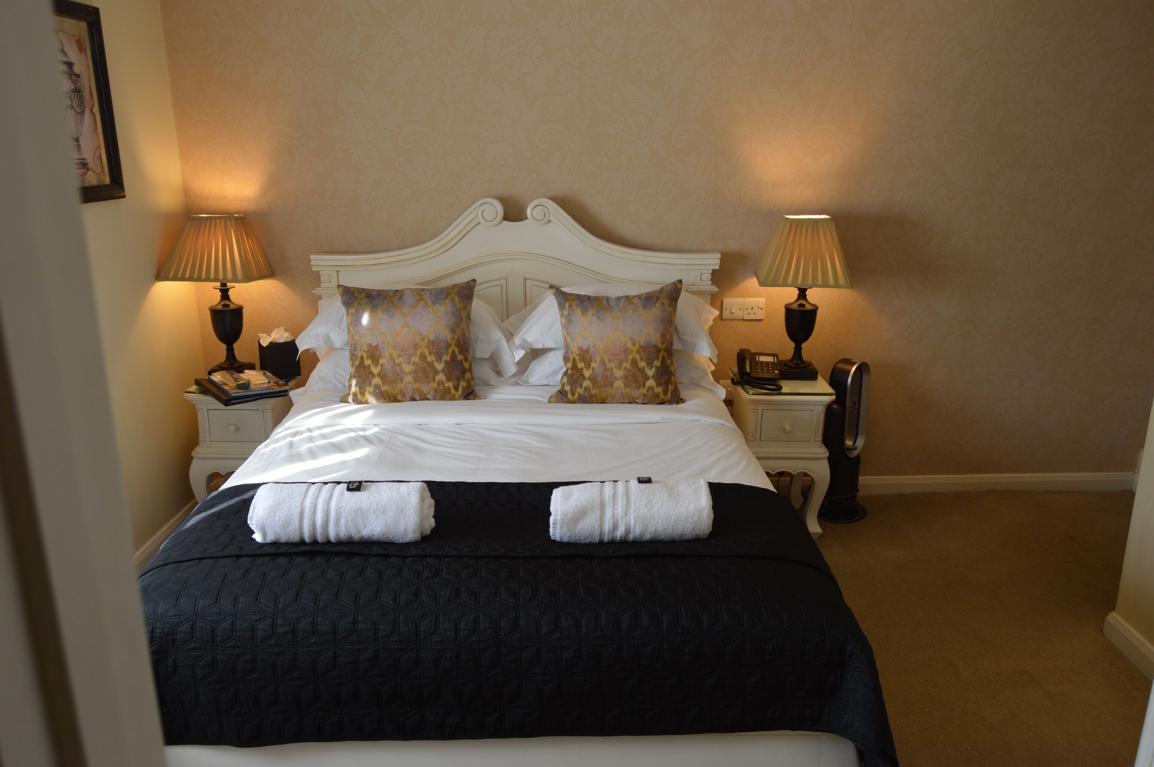 classic room, 1 king bed | 1 bedroom, iron/ironing board, free wifi, bed sheets