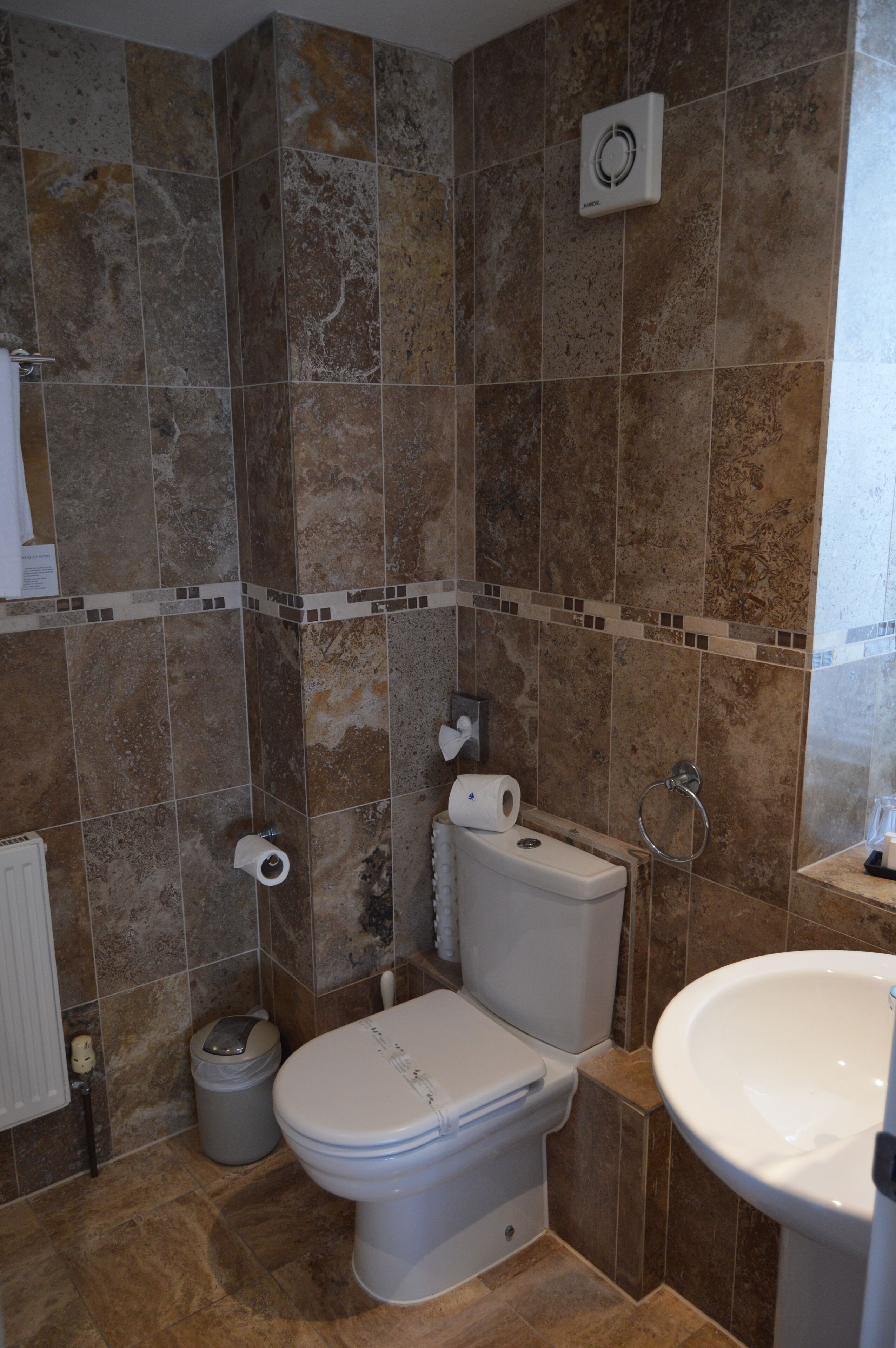 standard double room | bathroom | free toiletries, hair dryer, slippers, towels