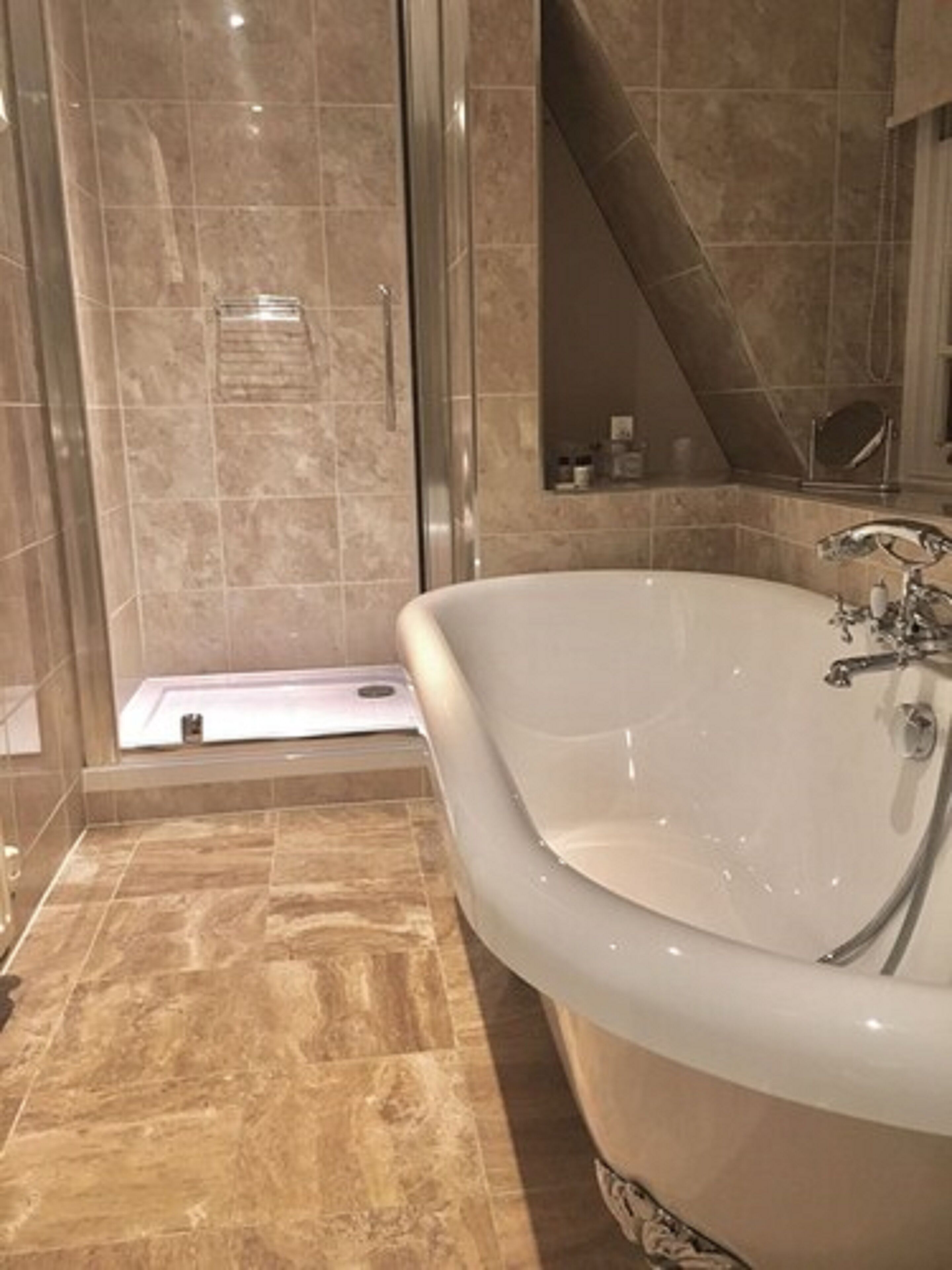 junior suite | bathroom | free toiletries, hair dryer, slippers, towels