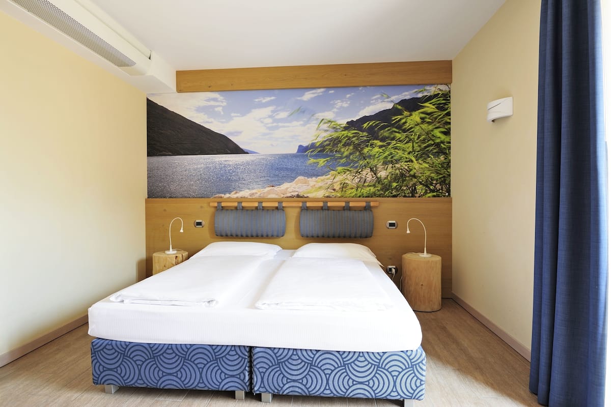 Kamer, 1 twee- of 2 eenpersoonsbedden, balkon | Geluiddichte muren, babybedden, gratis wifi