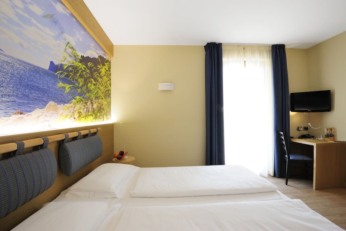 Vierpersoonskamer, balkon | Geluiddichte muren, babybedden, gratis wifi