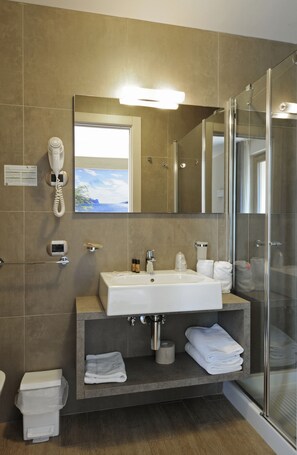 Triple Room, Balcony | Bathroom | Shower, free toiletries, hair dryer, towels - Eco Hotel Bonapace (Nago-Torbole)