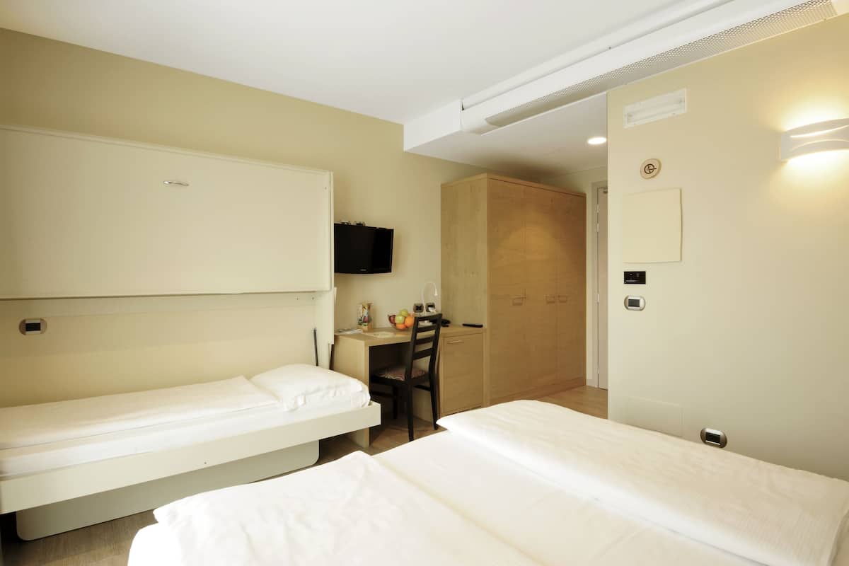 Driepersoonskamer, balkon | Geluiddichte muren, babybedden, gratis wifi
