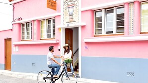 A pink and blue building with a sign reading "Merceria Alegre." - Mercearia d'Alegria Boutique B&B (Peniche)