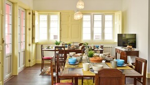 Free daily continental breakfast - Mercearia d'Alegria Boutique B&B (Peniche)