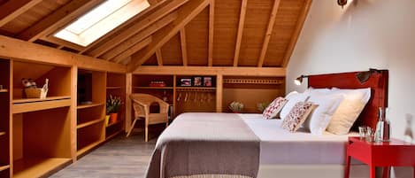 Roupas de cama premium, escrivaninha, espaço de trabalho para notebook