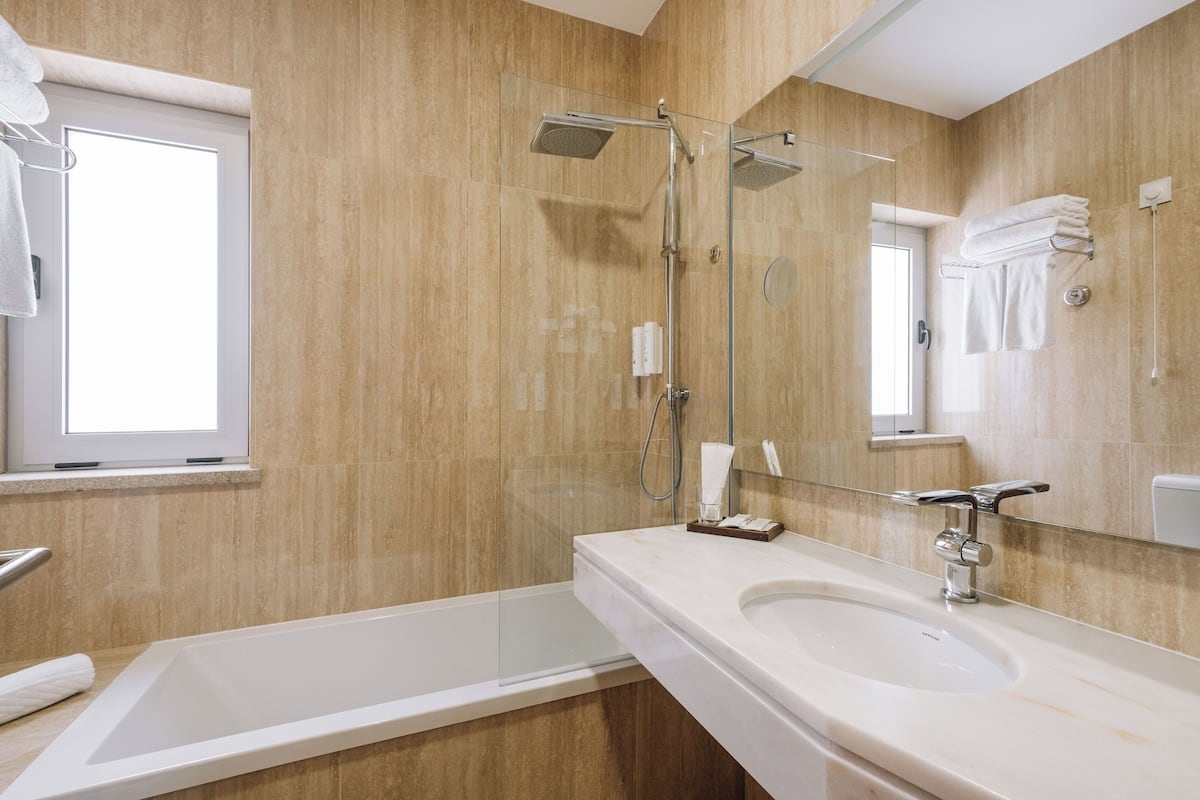 deluxe room, terrace | bathroom | free toiletries, hair dryer, bidet, towels