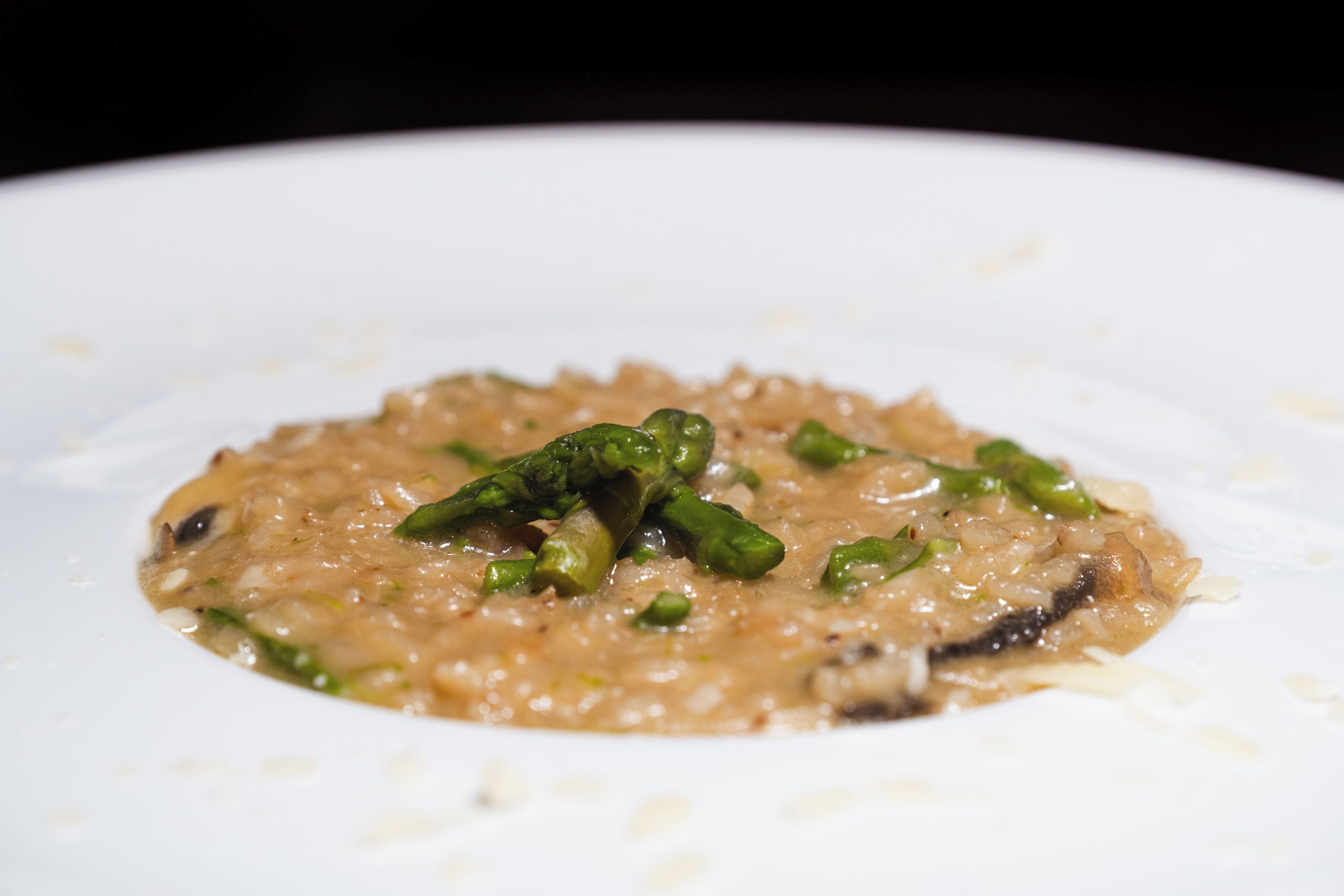 A plate of risotto with asparagus.