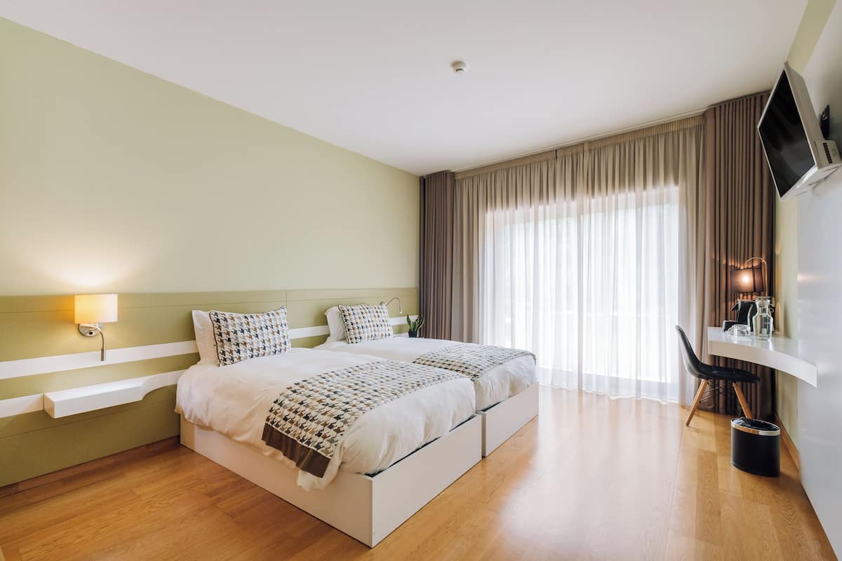 Deluxe Room, Accessible, Balcony | Premium bedding, down comforters, Select Comfort beds, in-room safe