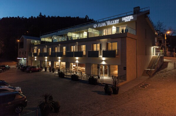 Un hotel dal design moderno, con un ristorante al piano terra e camere per gli ospiti al secondo piano.