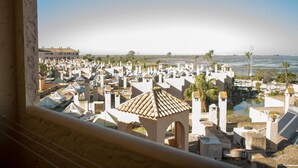 A view of a cemetery with numerous tombs and a body of water in the background. - Apartamentos Turísticos Bahía Sur (San Fernando)