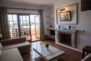 Lägenhet - 2 sovrum | Vardagsrum | 22-tums platt-tv med satellitkanaler och tv