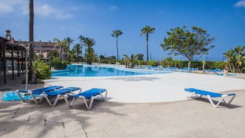 Udendørs pool, parasoller, liggestole