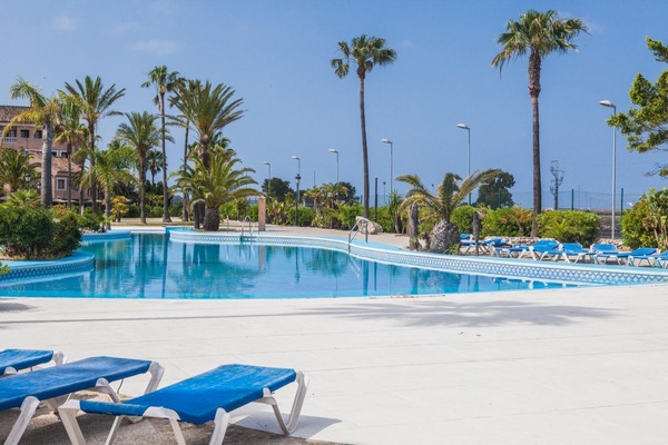 Outdoor pool, pool umbrellas, sun loungers