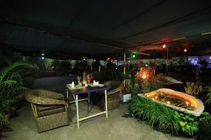 2 restaurantes; se sirve cocina india