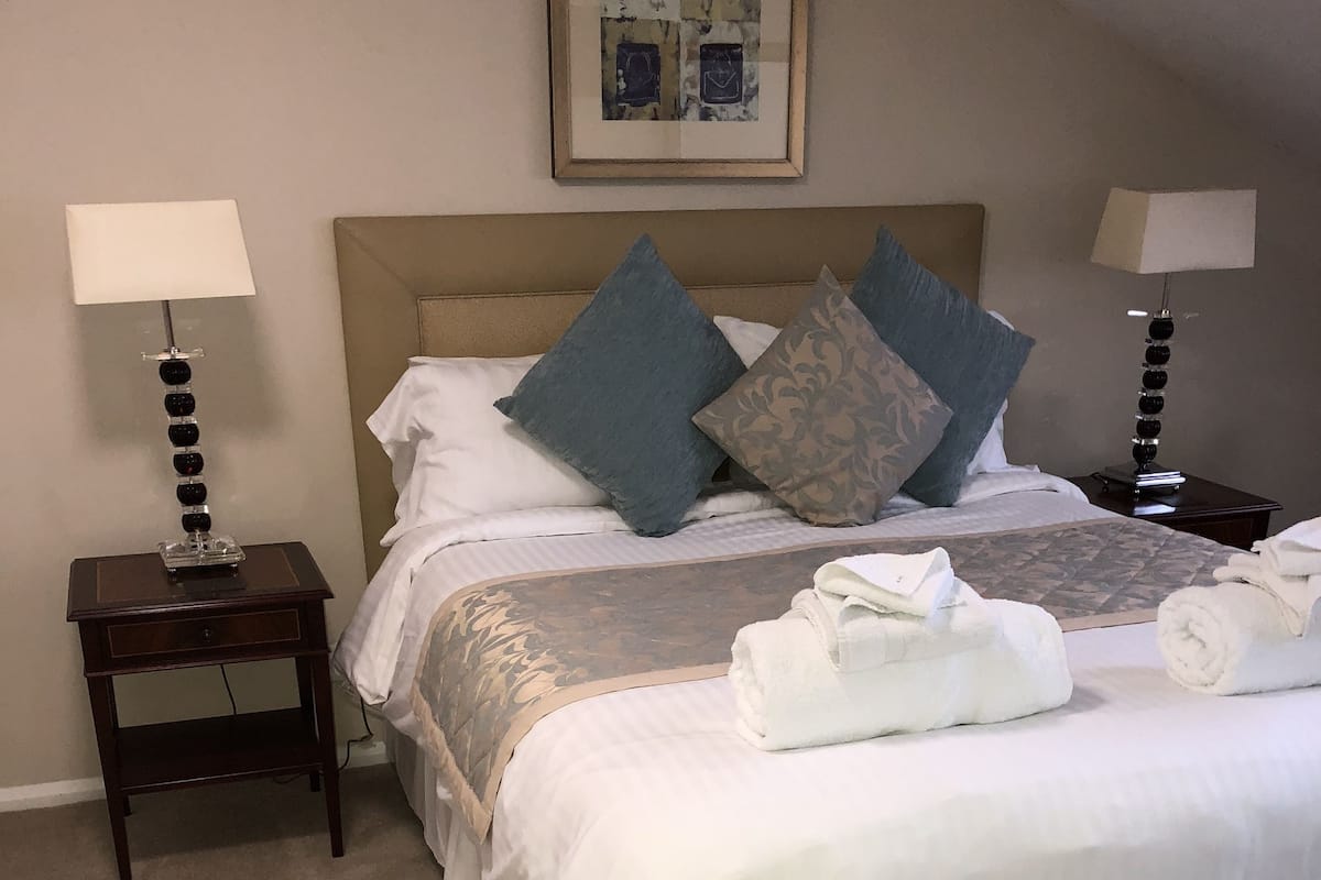 Habitación Deluxe doble, 1 cama de matrimonio grande | Ropa de cama de alta calidad y escritorio