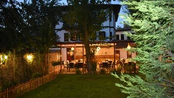 Fassade der Unterkunft – Abend/Nacht