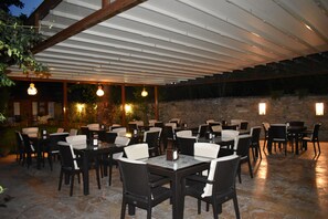 Bao gồm bữa sáng đầy đủ hàng ngày
