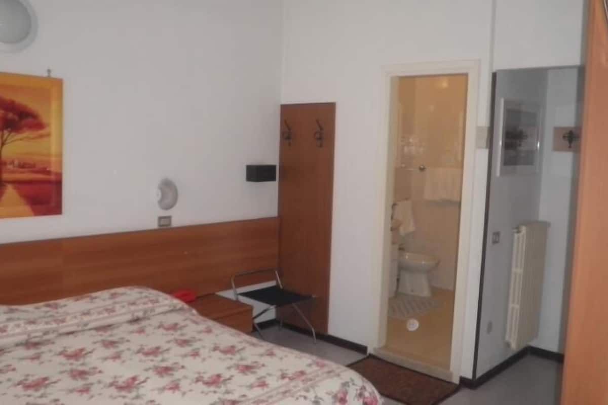 in-room safe, free wifi, bed sheets