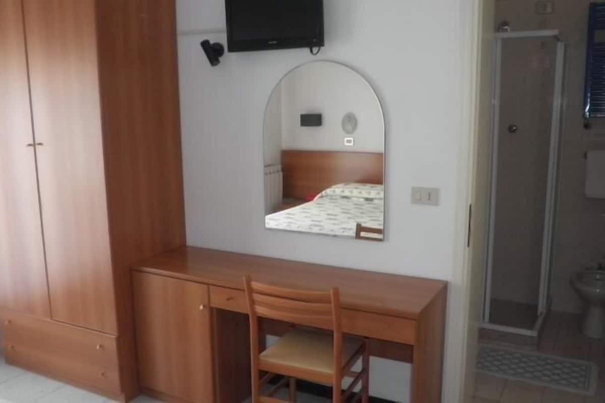 in-room safe, free wifi, bed sheets