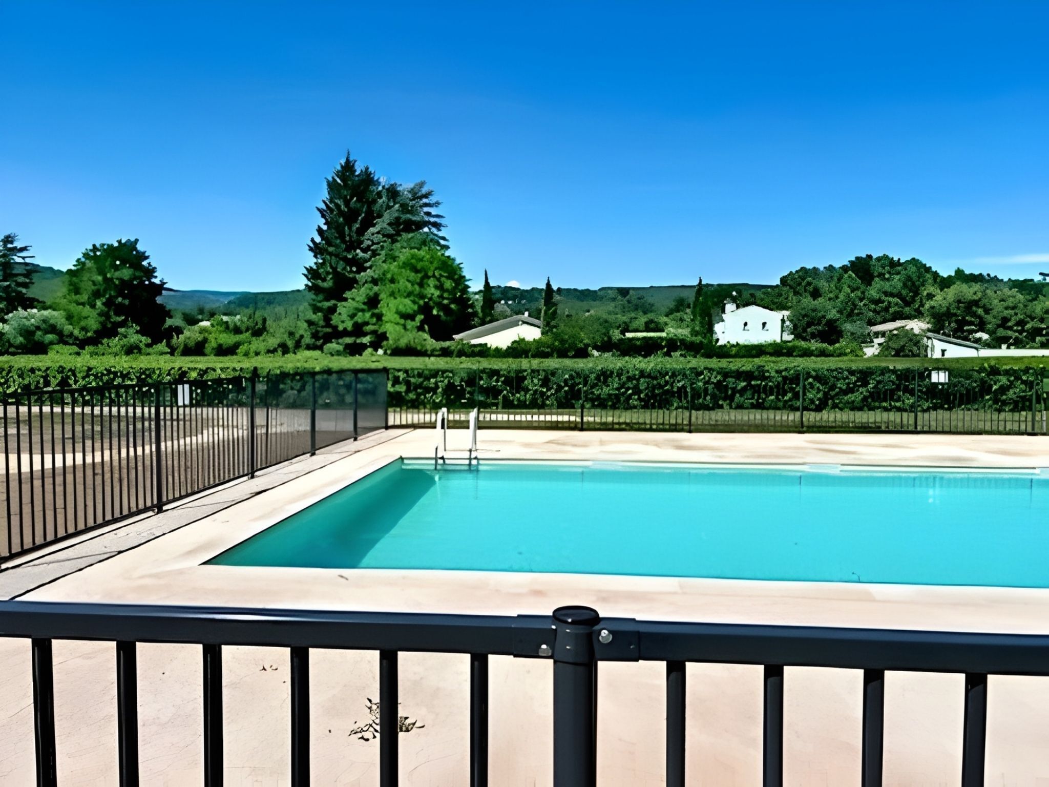 Una piscina al aire libre de temporada