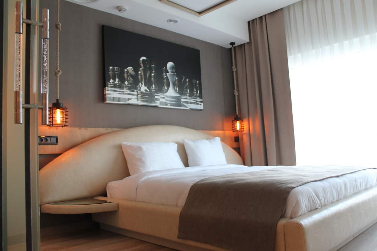 Chambre triple Deluxe | Literie de qualité, minibar, coffre-fort, bureau