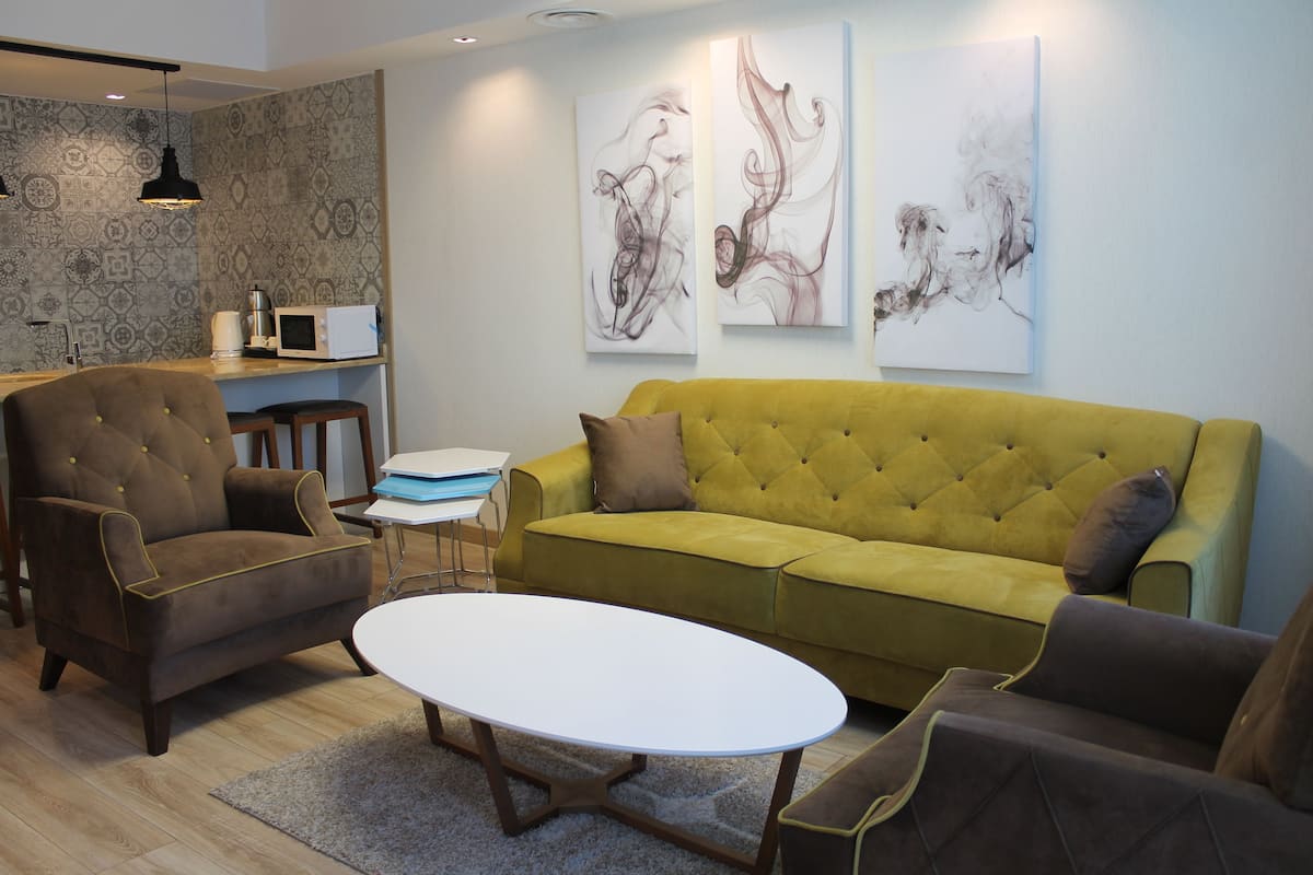 Suite familiar, 2 habitaciones | Sala de estar | Televisión LCD de 42 pulgadas con canales vía satélite y televisión