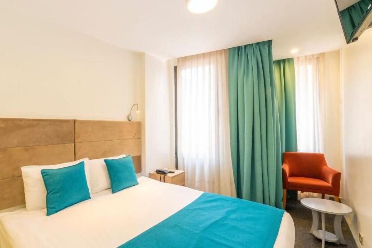Hypo-allergenic bedding available, desk, laptop workspace, soundproofing