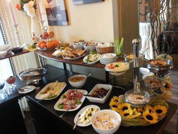 Desayuno buffet diario (EUR 7.50 por persona)
