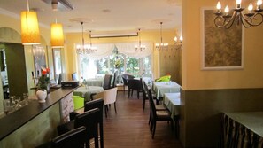 Tägliches Frühstücksbuffet (7.50 EUR pro Person)