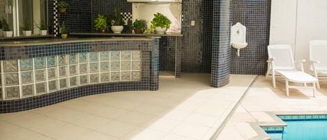 Piscina all'aperto, lettini