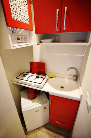 1 bedroom, premium bedding, desk, soundproofing