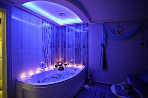 Suite de diseñador, 1 habitación, hidromasaje | Tina de hidromasaje