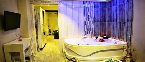 Design Suite, 1 Bedroom, Jetted Tub | Bathroom | Shower, free toiletries, hair dryer, towels