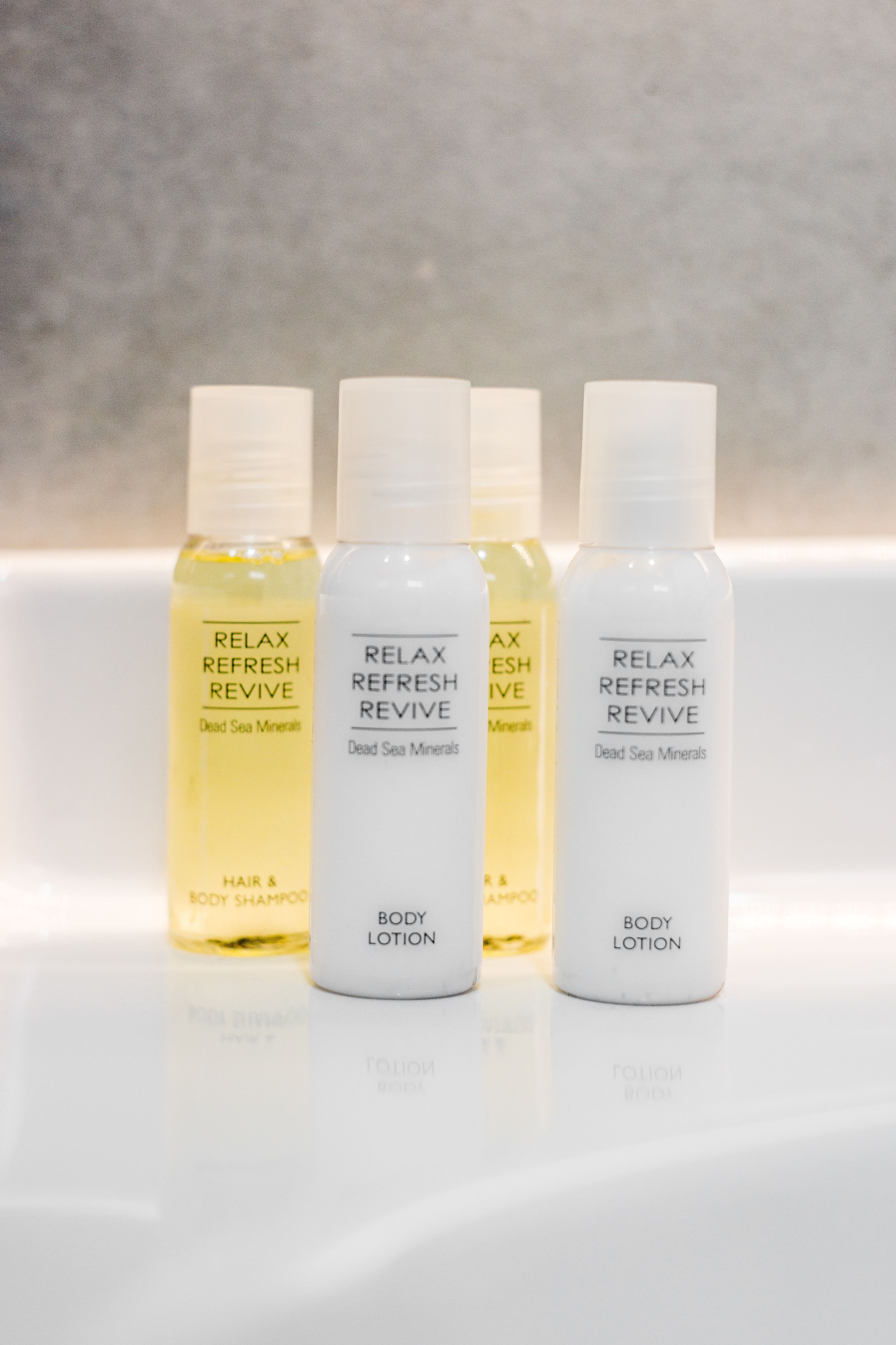 Drie flessen 'Relax Refresh Revive' body lotion en haar- en body shampoo.