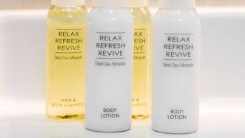 Drie flessen 'Relax Refresh Revive' body lotion en haar- en body shampoo.