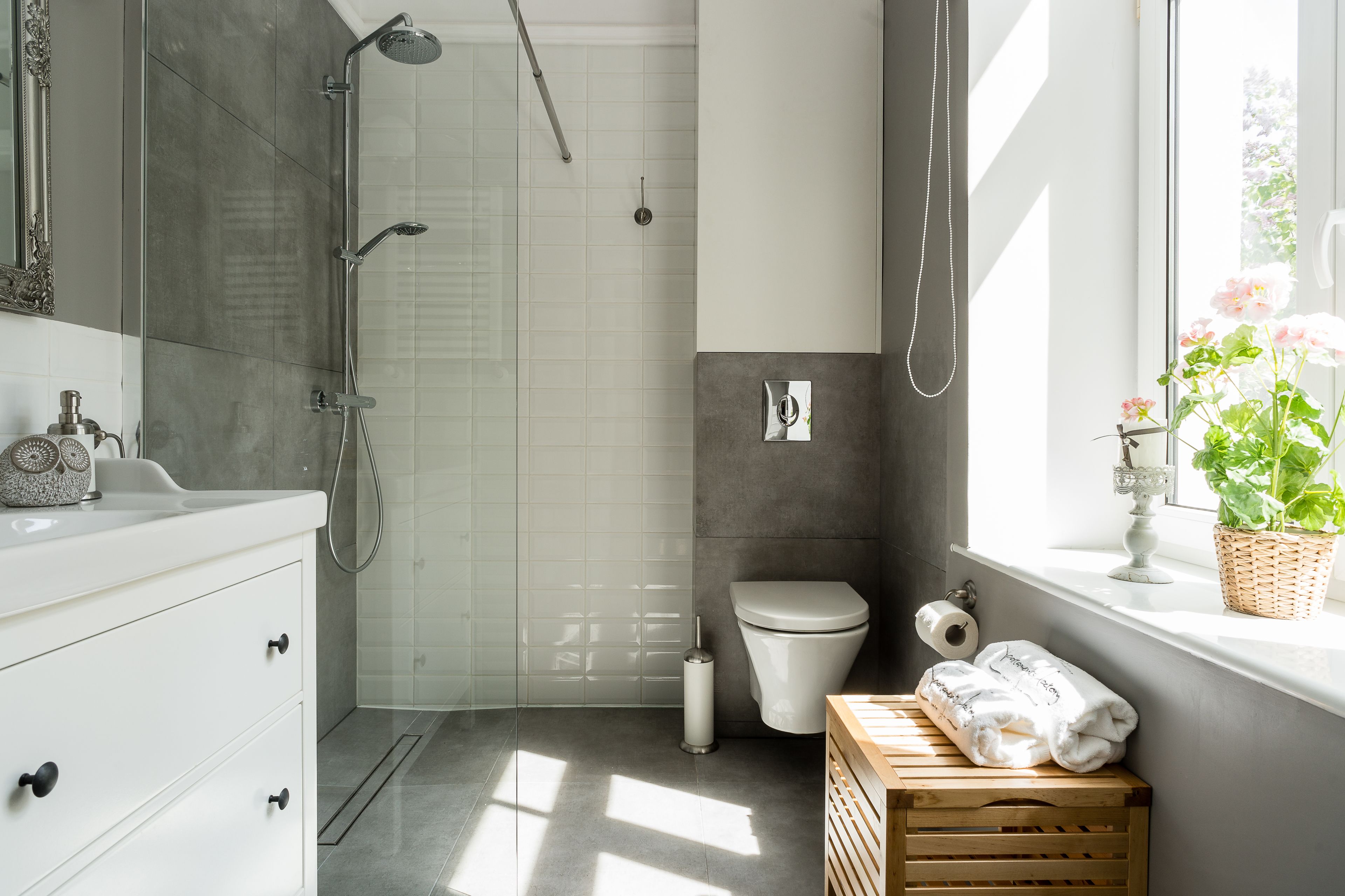 Studio | Bathroom | Shower, hair dryer, towels, soap