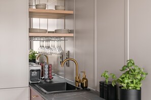 EstĂșdio luxo, 1 cama Queen e sofĂĄ-cama, banheira | Cozinha americana privada | Geladeira, cooktop, cafeteira/chaleira, chaleira elĂ©trica