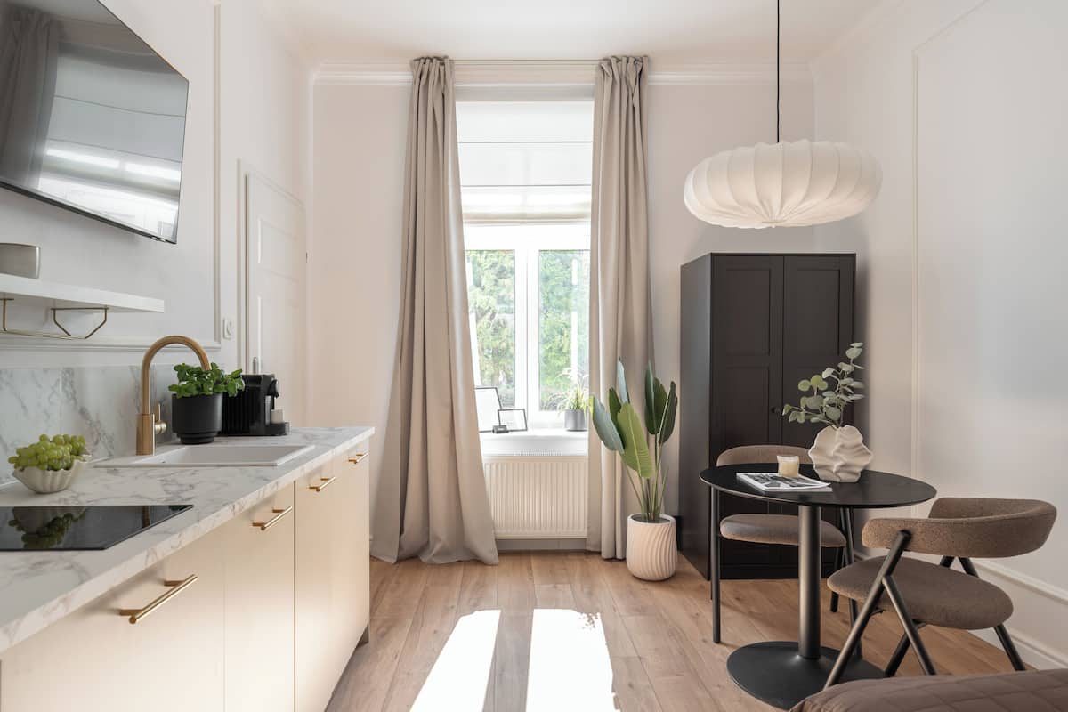 Studio | Hochwertige Bettwaren, Zimmersafe, Bügeleisen/Bügelbrett