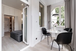 EstĂșdio design, 1 cama Queen, banheira | 1 quarto, roupas de cama premium, cofres nos quartos
