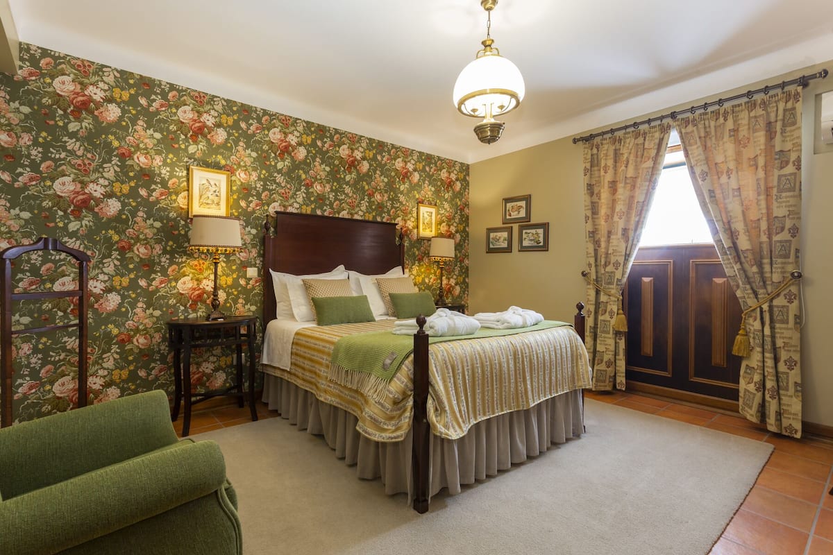 5 bedrooms, Egyptian cotton sheets, premium bedding, memory-foam beds