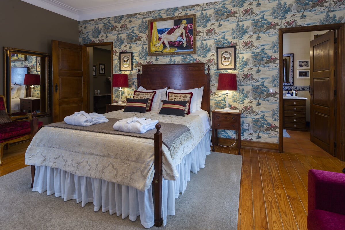 5 bedrooms, Egyptian cotton sheets, premium bedding, memory-foam beds