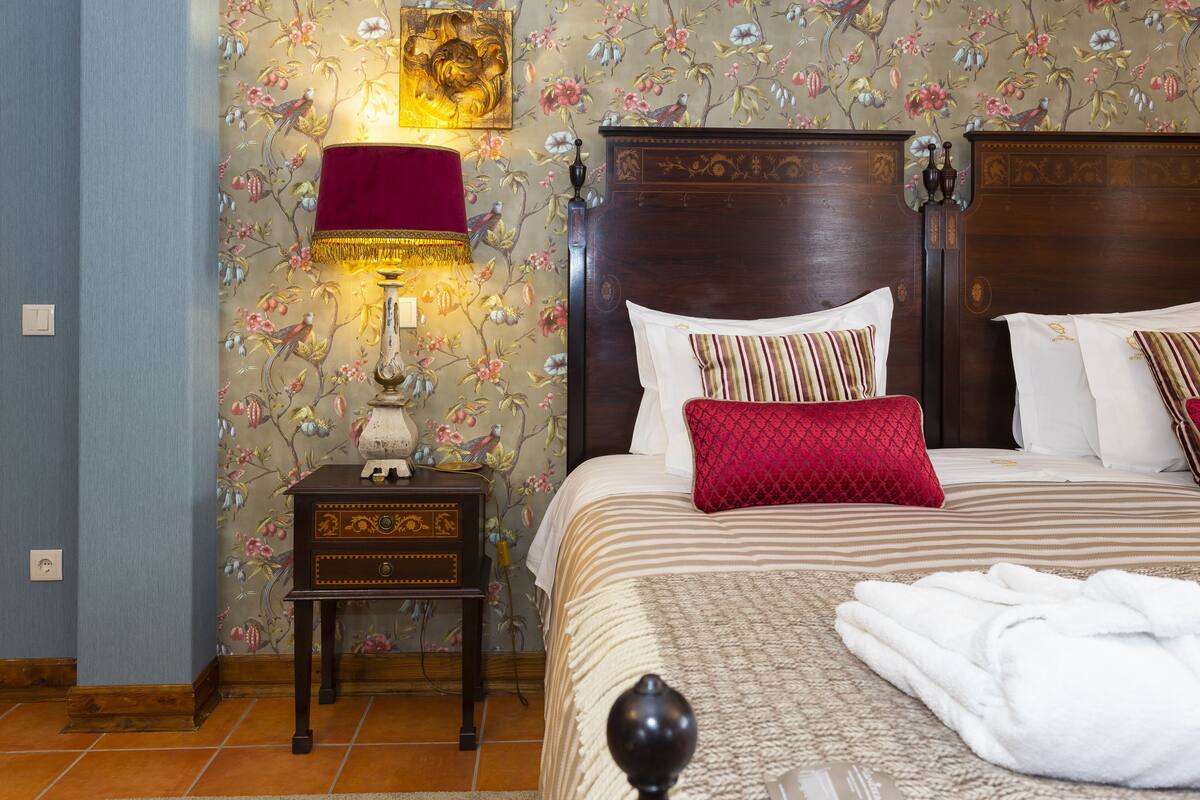 5 bedrooms, Egyptian cotton sheets, premium bedding, memory-foam beds