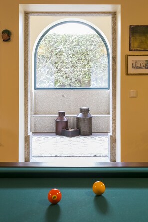 40-inch flat-screen TV with cable channels, TV - Charming Antas House (Porto)