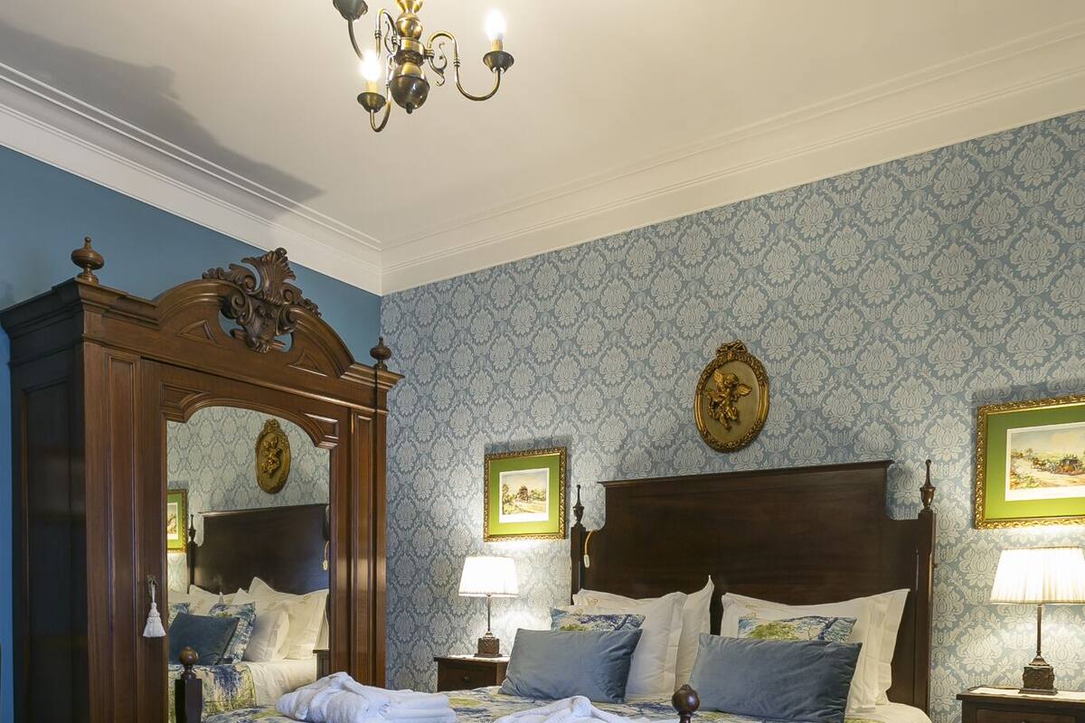 5 bedrooms, Egyptian cotton sheets, premium bedding, memory-foam beds